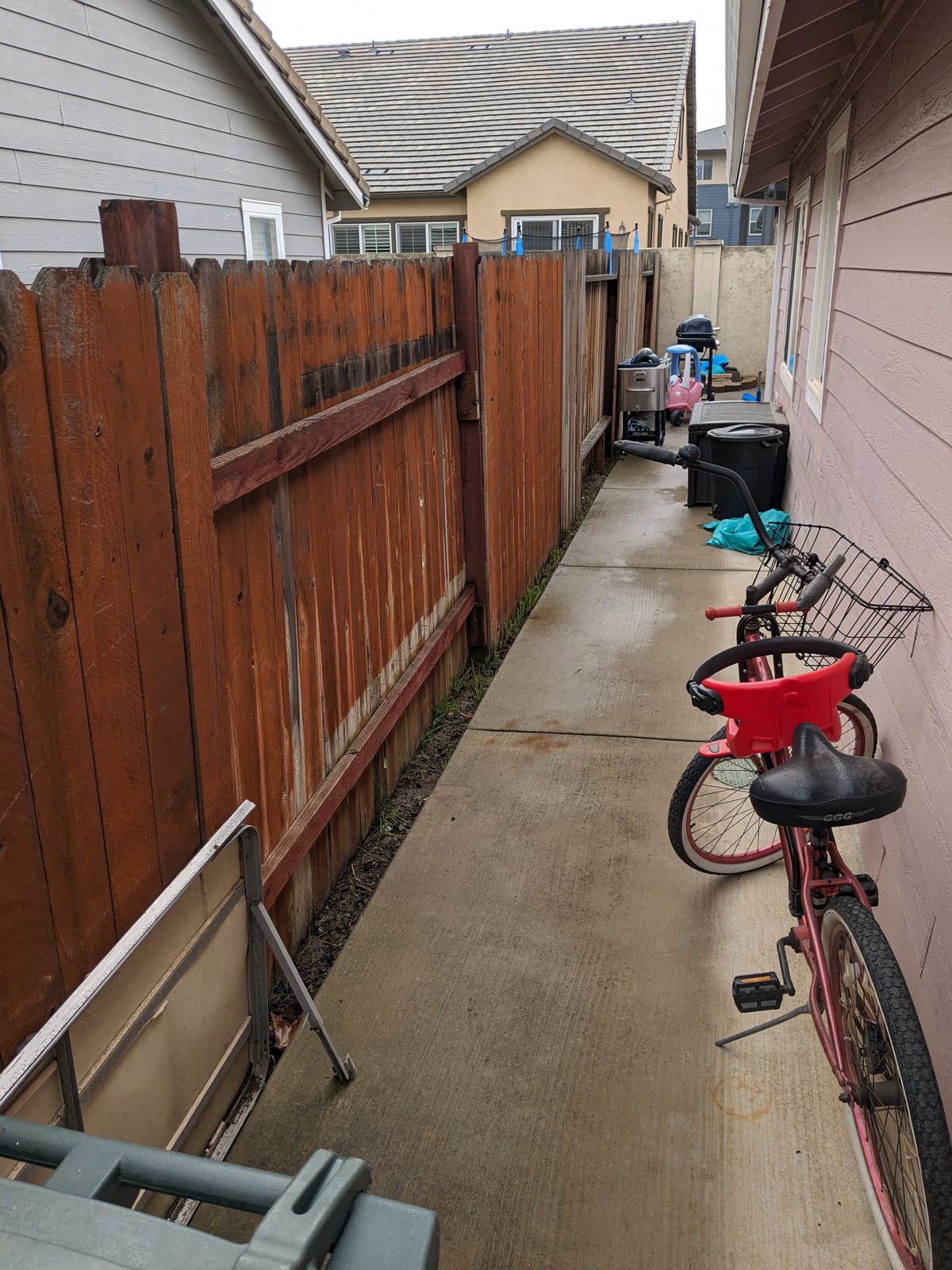 Wood fence and gate built by Blair Handyman in the Sacramento area