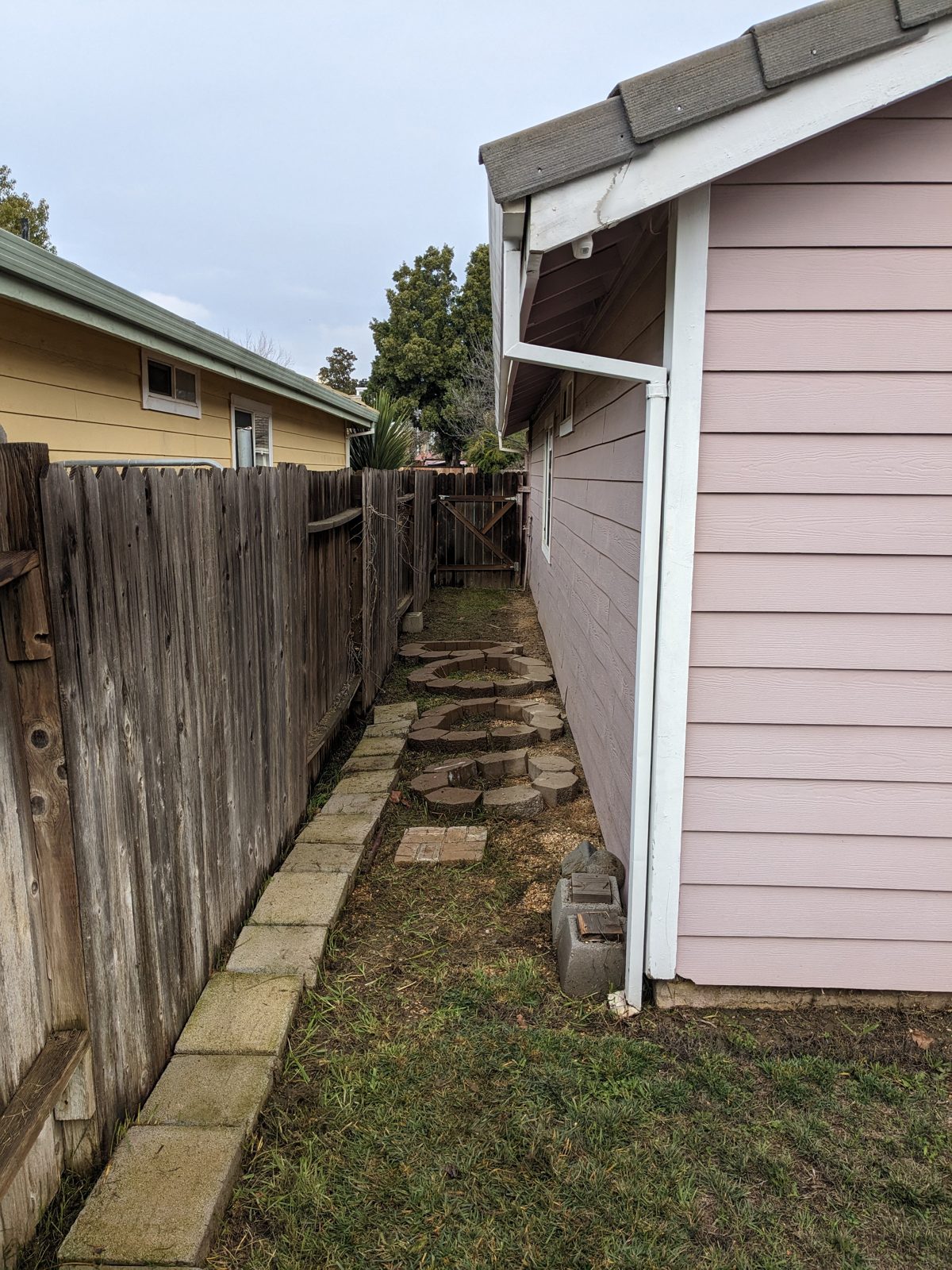 Wood fence and gate built by Blair Handyman in the Sacramento area