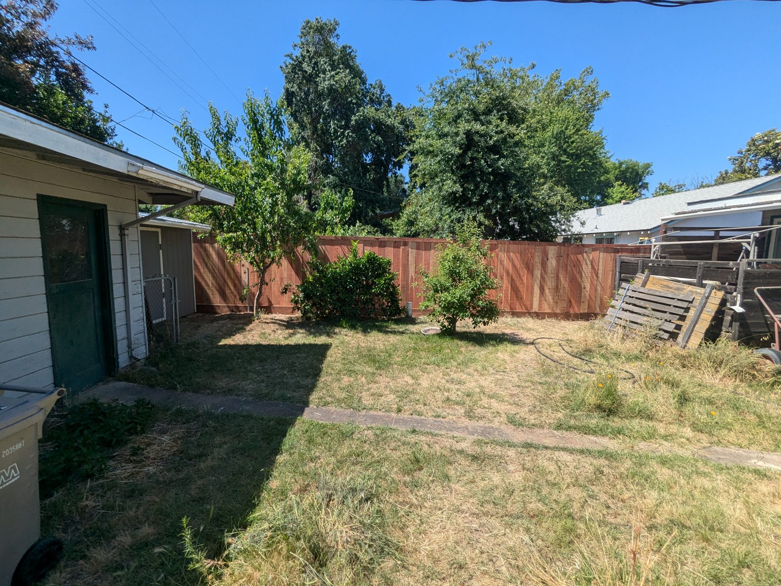 Wood fence and gate built by Blair Handyman in the Sacramento area
